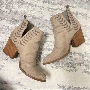 CARLOS V CUT OUT TAN BOOTIE 8.5